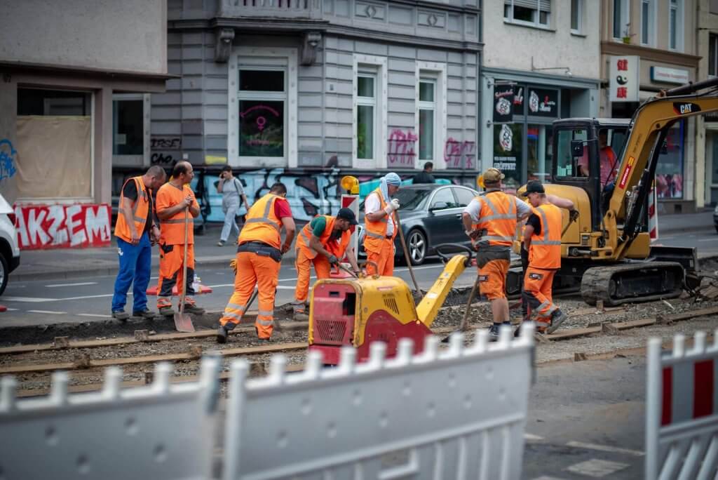 wokers in high vis workwear bg